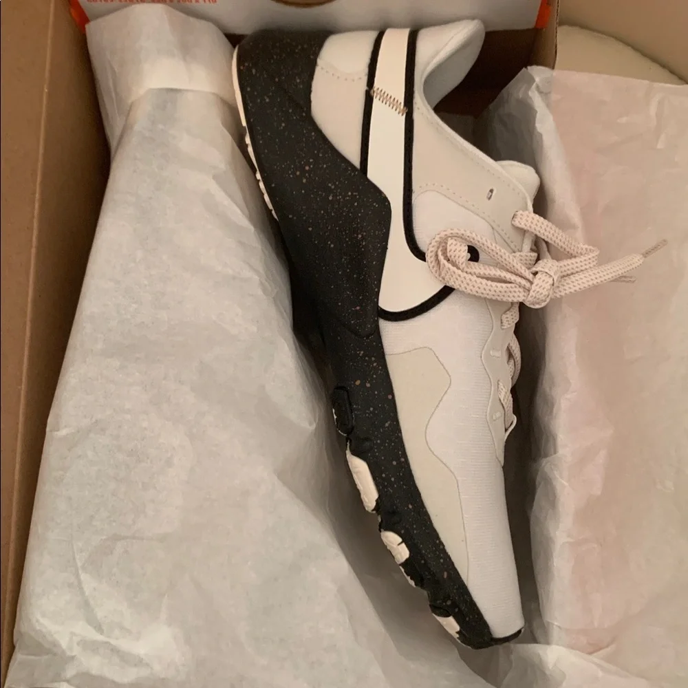 Nike Legend Essential Cream and Black Running Shoes. Brand new with box - Picture 4 of 5